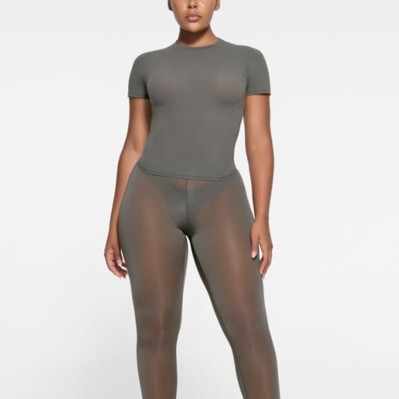 Skims Fits Everybody Short Sleeve T-Shirt - Picture 2 of 4